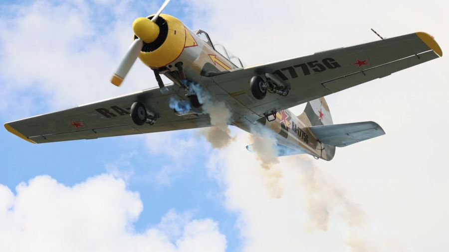 Авиашоу в исполнении Виталия Лукьянченко на Як-52 впечатлило зрителей ничуть не меньше, чем сами соревнования по дрифту. Фото: Александр Чёрный