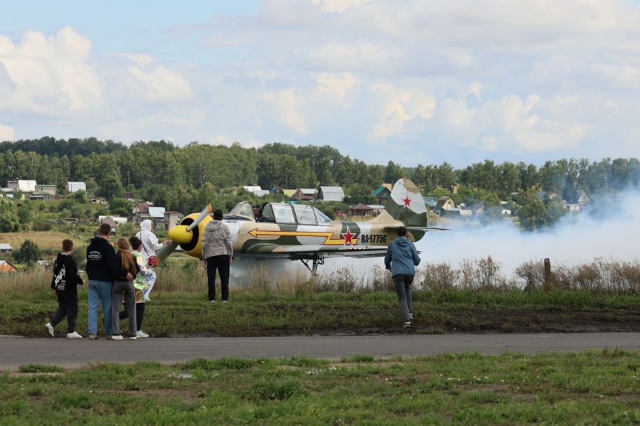 Авиашоу в исполнении Виталия Лукьянченко на Як-52 впечатлило зрителей ничуть не меньше, чем сами соревнования по дрифту. Фото: Александр Чёрный