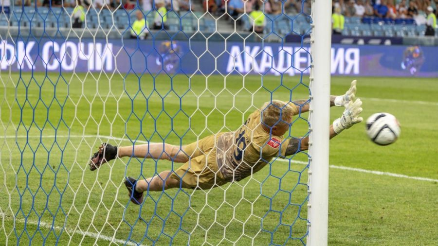 Юрий Дюпин отражает ключевой пенальти. Фото: ФК "Сочи" 
