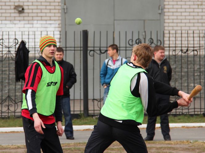 На спортивной площадке аграрного университета состоялось первенство Алтайского края по лапте (фото).