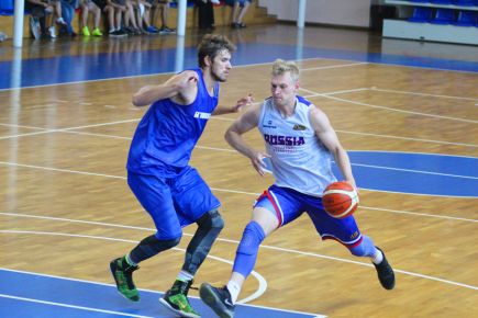 "АлтайБаскет" на своей площадке сыграл товарищеский матч с "Новосибирском".