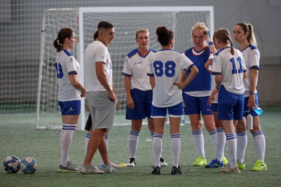 Команда "Динамо" обсуждает стратегию. Фото: Андрей Каспришин