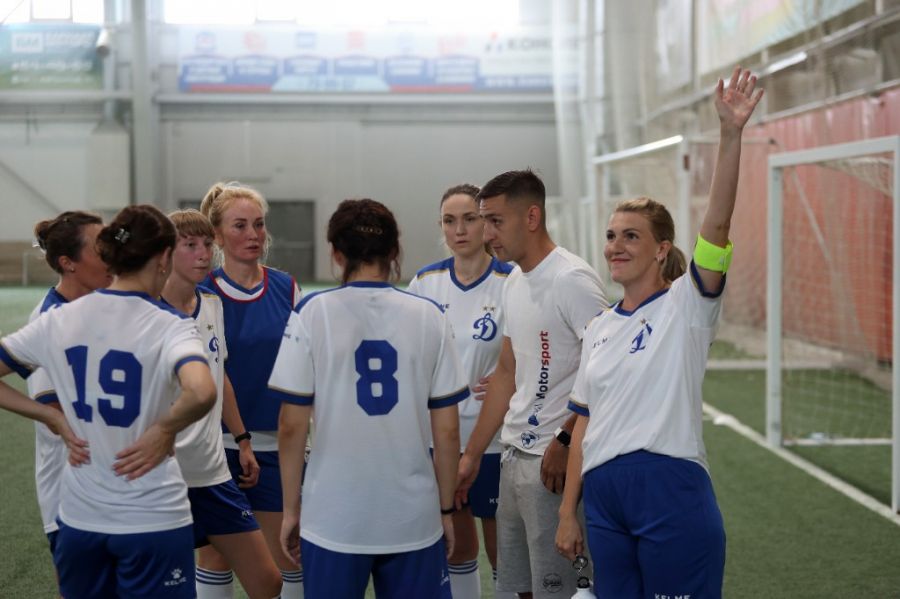 Екатерина Сиденко (справа) машет родным на трибуне. Фото: Андрей Каспришин