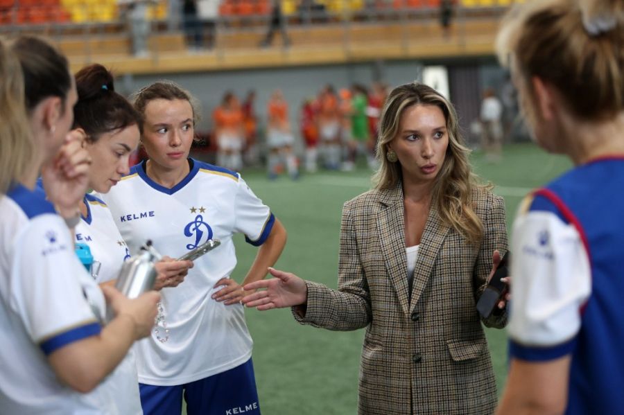 Анна Серова общается с футболистками "Динамо-2019". Фото: Андрей Каспришин