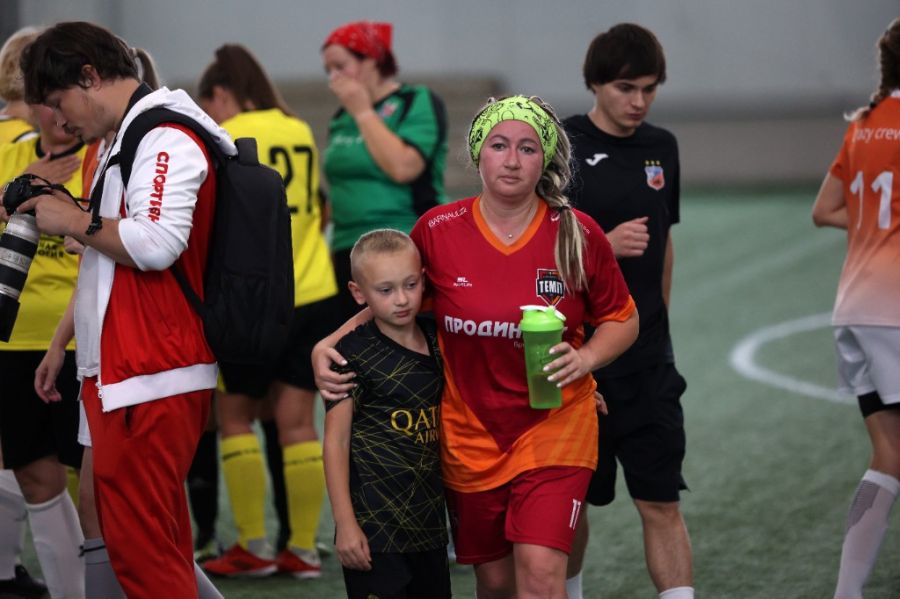 Капитан "Темпа" Елена Харлова с одним из сыновей. Фото: Андрей Каспришин