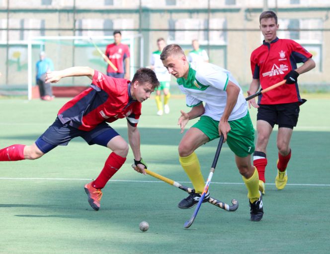 Мужская сборная Алтайского края в первом матче домашнего тура высшей лиги уступила команде "Динамо-2» из Екатеринбурга - 2:4.