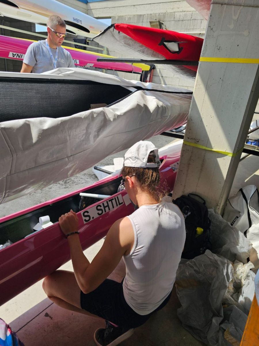 София Штиль готовит лодку к соревнованиям. Фото: Федерация каноэ России
