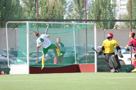 Мужская сборная Алтайского края в первом матче домашнего тура высшей лиги уступила команде "Динамо-2» из Екатеринбурга - 2:4.