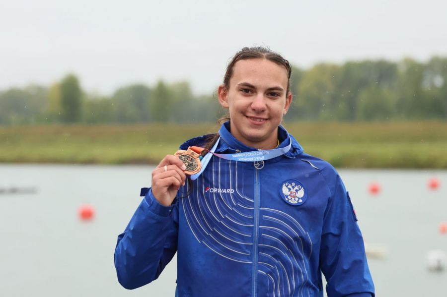 Каноистка Дарья Фоминская в сезоне-2025 ракетой влетела в число лидеров сборной Алтайского края. Фото: Александр Чёрный