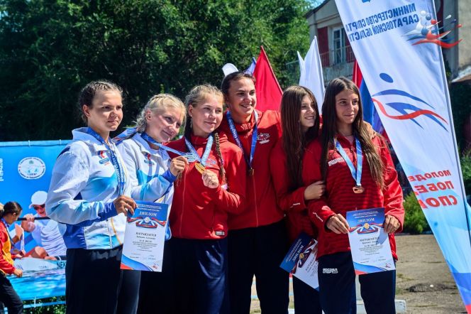 Мария Харитонова и Дарья Фоминская (в центре). Фото: Федерация каноэ России