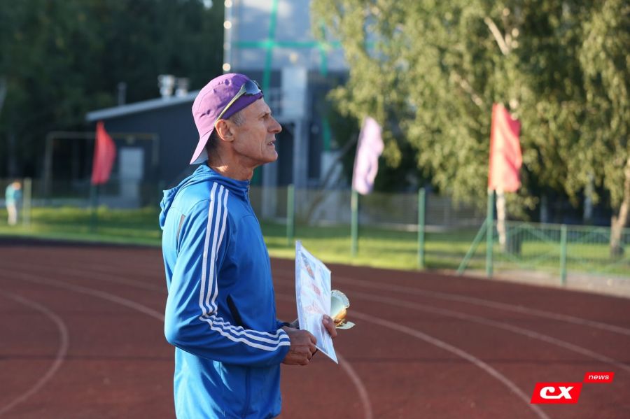 Руководитель КЛБ "Восток-Спорт" Игорь Озюменко поблагодарил всех, кто пришел на стадион в память об Юрии Савенкове в день его рождения. Фото: Владимир Мартынов/CX News