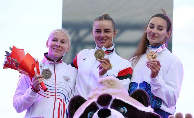 В женском каноэ на дистанции 500 метров только наша Александра Власова (слева) смогла составить конкуренцию спортсменкам Беларуси. Фото: Департамент спорта города Москвы