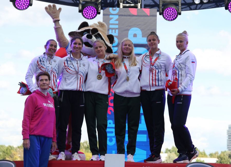 Анастасия Кравченко (крайняя справа) и Александра Волкова - обладательницы бронзы в байдарке-двойке на дистанции 500 метров (U19).  Фото: Департамент спорта города Москвы