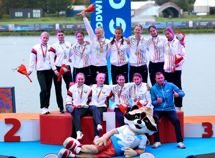 Анастасию Кравченко (четвертая слева в верхнем ряду) наградили золотой медалью за победу российской байдарки-четверки в юниорском финале на 500 м. Фото: Федерация каноэ России