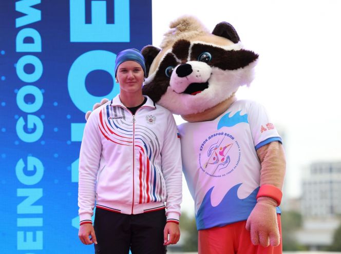 Юлия Бабашинская с маскотом Кубка Доброй воли. Фото: Федерация каноэ России