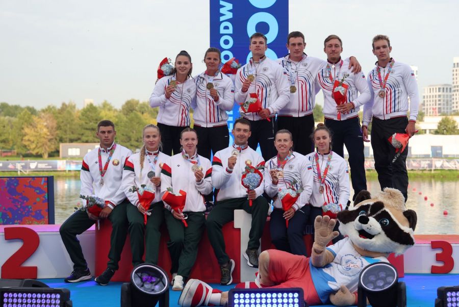 София Штиль (справа в нижем ряду) завоевала бронзу в смешанной эстафете 4х200 м. Фото: Федерация каноэ России
