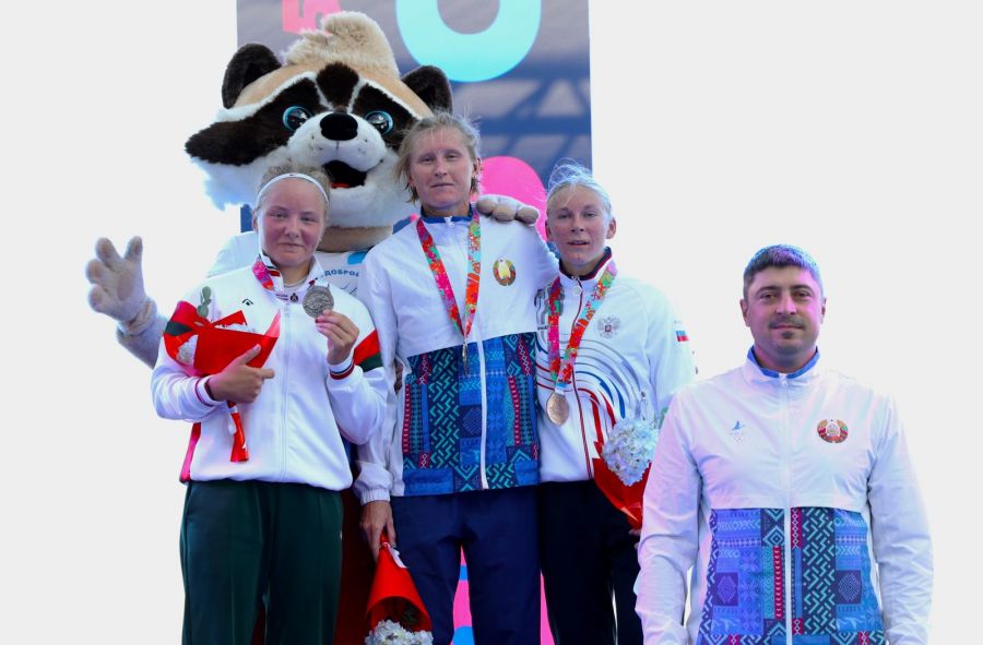 В женском каноэ на дистанции 5000 метров наша Александра Власова (справа) завоевала бронзу. Фото: Департамент спорта города Москвы