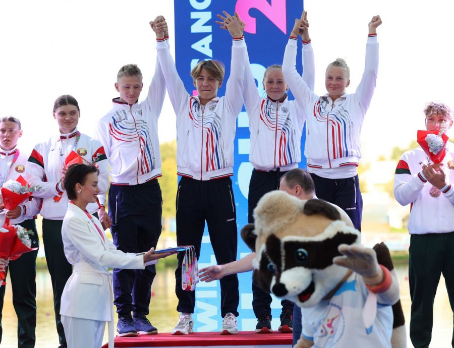 Награждение участников смешанной эстафеты. Фото: Департамент спорта города Москвы