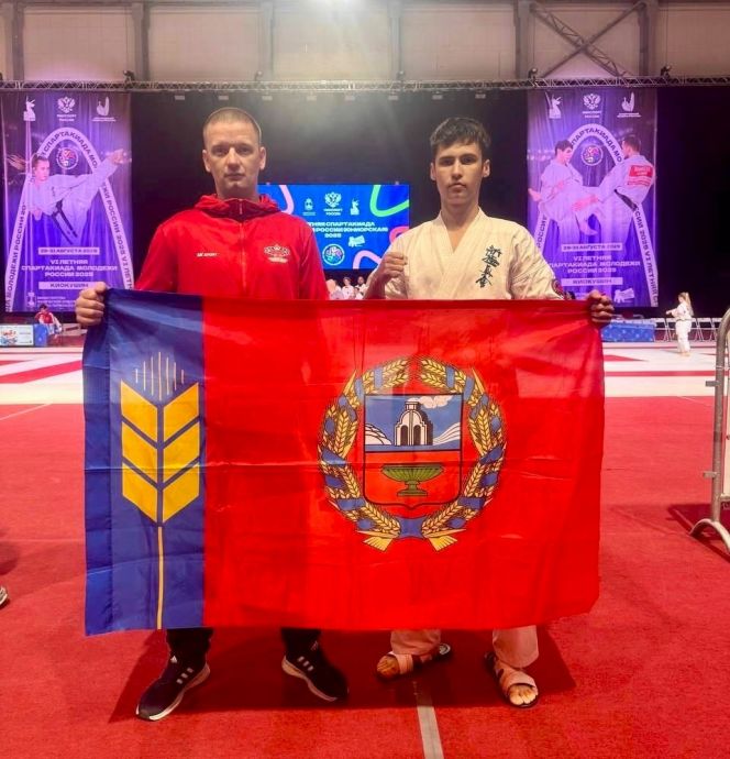 На фото Шахзот Номуратов с тренером Александром Бартеневым