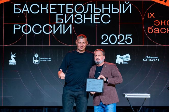 Награду Михаилу Панфилову вручил руководитель Департамента кибербаскетбола РФБ Вячеслав Дьяченко. Фото: РФБ