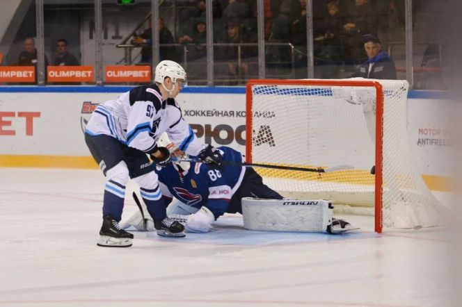 Владимир Михалёв стал автором победного буллита. Фото: сайт ХКДА