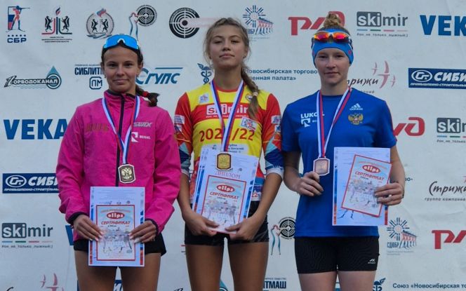 Валерия Домичек (справа) на пьедестале. Фото: СШОР по биатлону имени Маматова