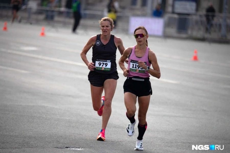 На дистанции полумарафона Галина Виноградова (№979). Фото: Андрей Бортоко/NGS.RU
