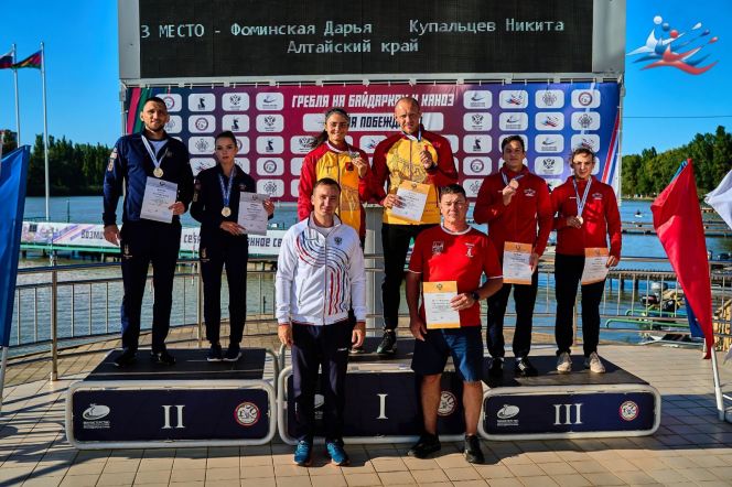 Никита Купальцев и Дарья Фоминская (справа) на церемонии награждения призеров чемпионата России в смешанных экипажах-каноэ на дистанции 200 м. Фото: Федерация каноэ России