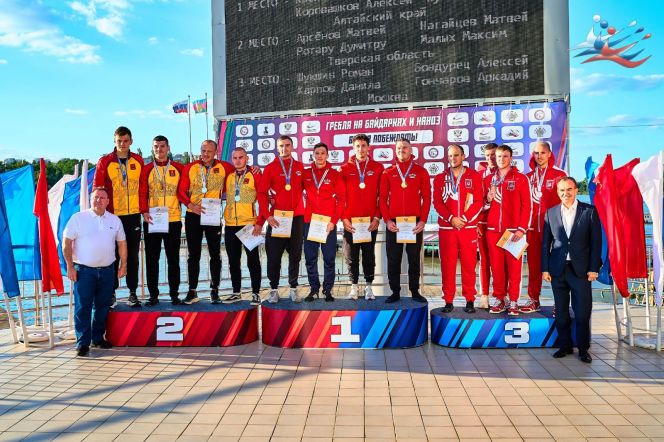 Золотой квартет каноистов Алтайского края Никита Кислоокий, Никита Купальцев, Артём Пискун, Алексей Коровашков. Фото: Федерация каноэ России