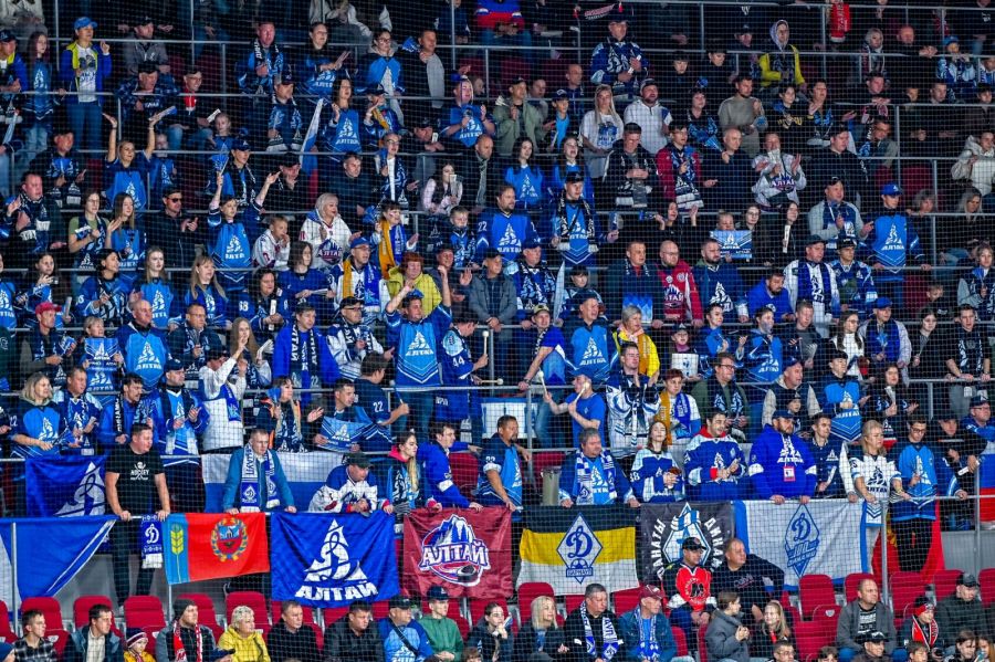 Поддержать нашу команду приехали несколько сотен болельщиков из Барнаула. Фото: ХКДА