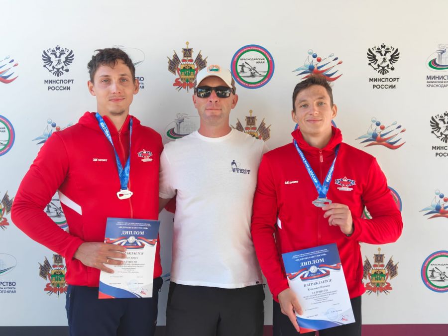 Артём Пискун и Никита Купальцев с тренером СШОР имени Костенко Михаилом Волковым. Фото: СШОР имени Костенко