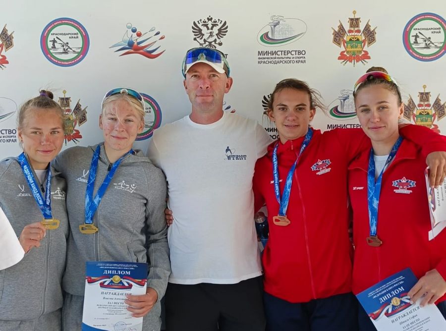 Тренер Михаил Волков и его воспитанницы: Харитонова/Власова слева, Штиль/Фоминская справа. Фото: СШОР имени Костенко