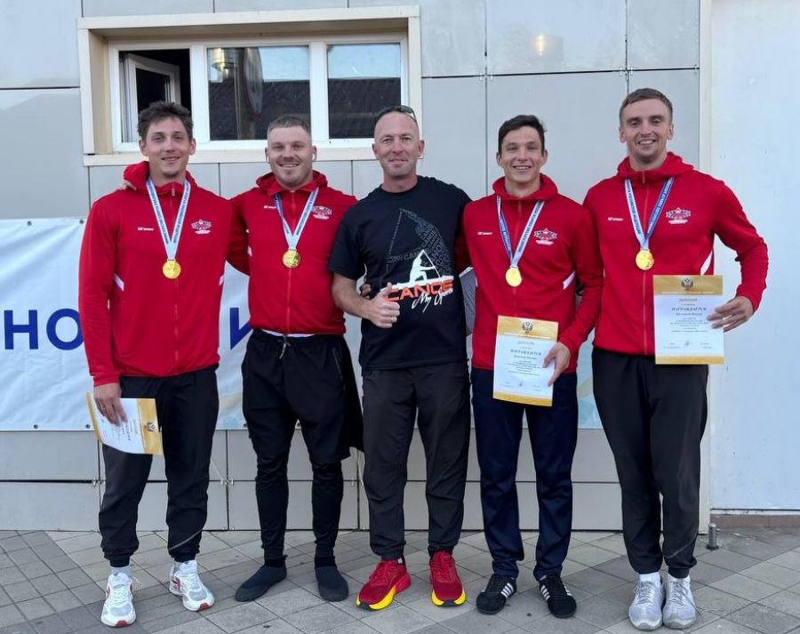 Золотой эстафетный квартет каноистов Алтайского края с тренером Михаилом Волковым. Фото: СШОР имени Костенко