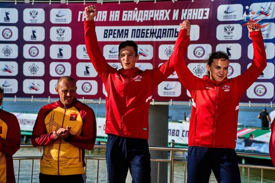 Никита Купальцев и Дарья Фоминская на церемонии награждения. Фото: Федерация каноэ России