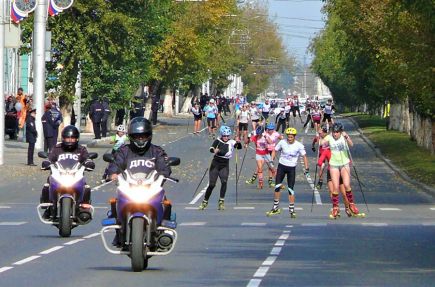 В рамках Всероссийского дня бега «Кросс нации» в Барнауле прошли массовые соревнования на лыжероллерах.