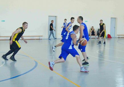 В Алейске подвели итоги открытого краевого волейбольно-баскетбольного турнира памяти генерального директора компании «Алейскзернопродукт» Сергея Старовойтова.