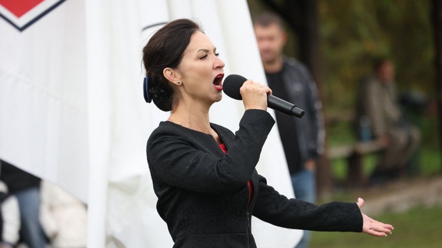 Виктория Гальцева исполняет гимн России. Фото: Олег Богданов/"Алтайская правда" 