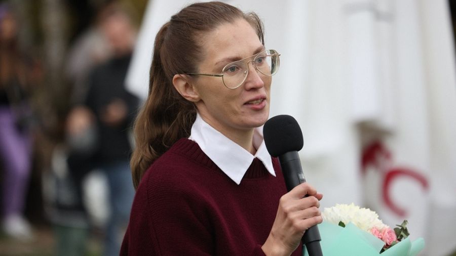 Екатерина Крючкова приветствует участников сревнований. Фото: Олег Богданов/"Алтайская правда" 