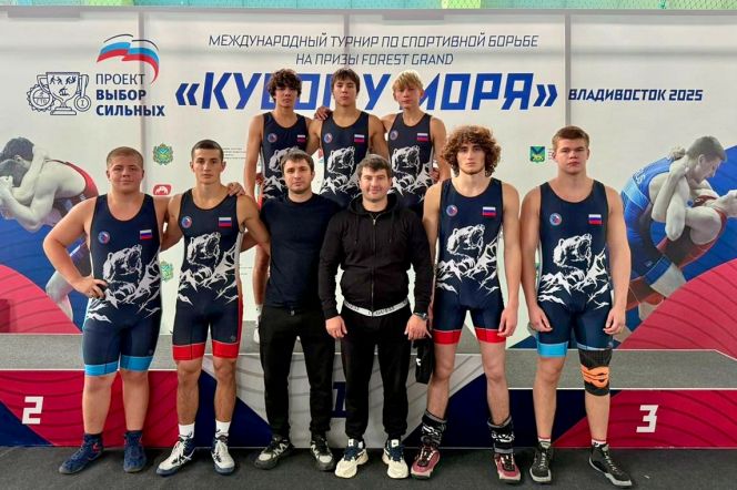 Алтайские борцы отправились во Владивосток в составе сборной Сибири под руководством тренеров Равиля Галеева и Адама Курака