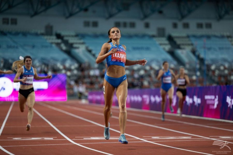 Золотой финиш Полины Ткалич в беге на 400 метров на чемпионате России-2025. Фото: ВФЛА