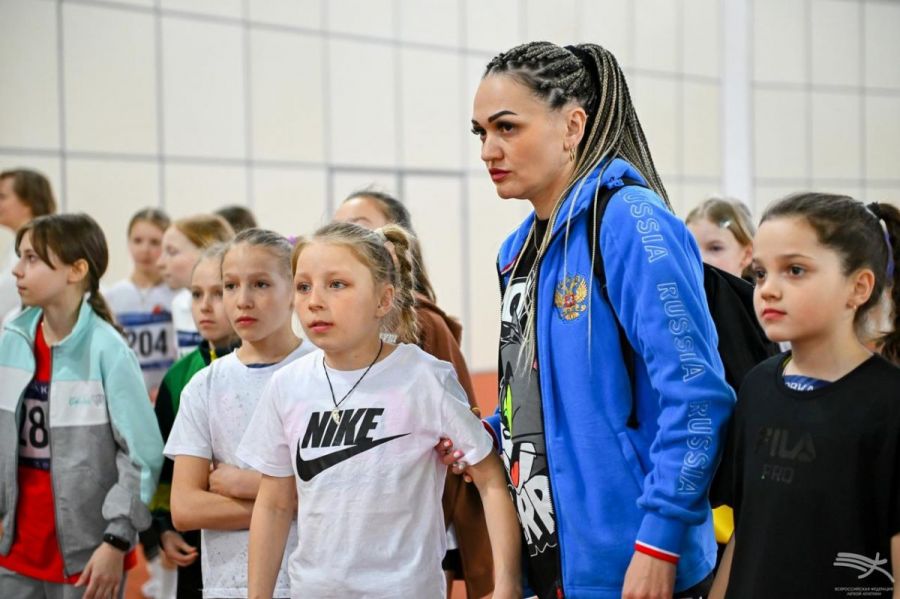 Кристина Шпаннагель с воспитанницами из Немецкого национального района на всероссийских соревнованиях. Фото: ВФЛА