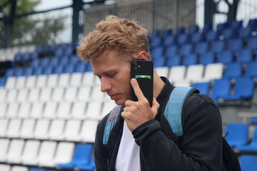 Тренер Алексей Пятач - консультация по телефону. Фото: Виталий Дворянкин/"Алтайский спорт"