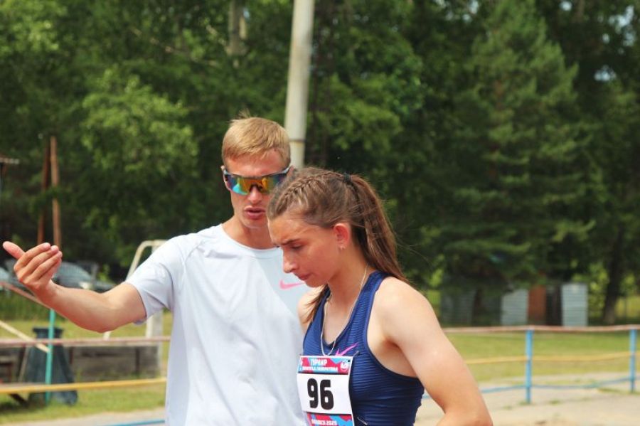 В работе тренер Иван Левченко. Фото: Виталий Дворянкин/"Алтайский спорт"
