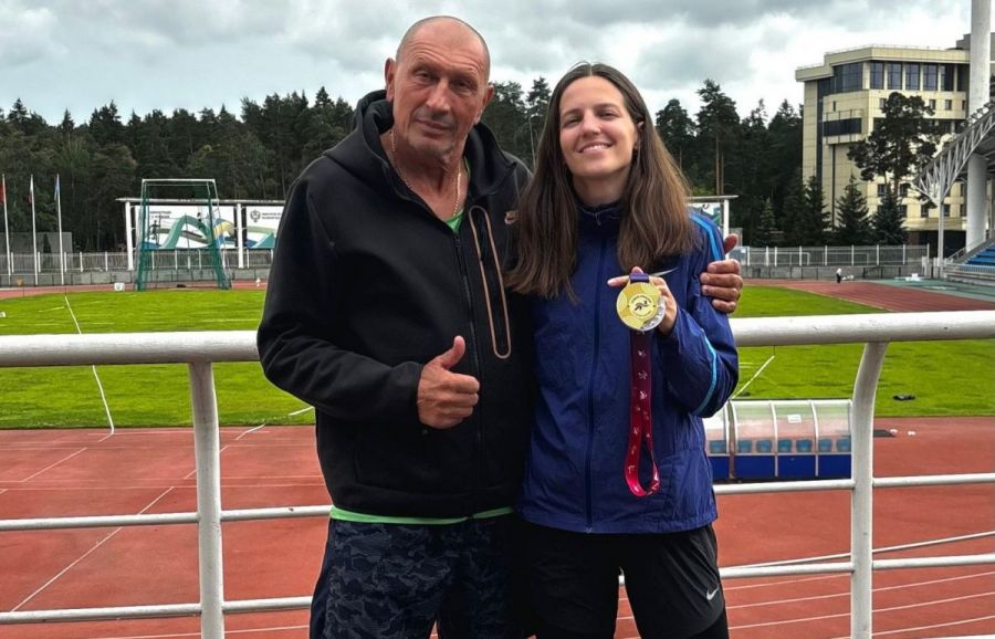 Сергей Клевцов с победительницей Кубка и чемпионата России-2025 Викторией Погребняк. Фото: ВФЛА