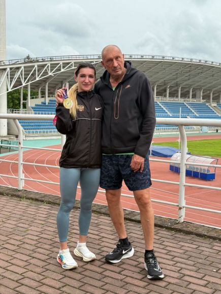 Сергей Клевцов с Анной Садовничевой после победы на Кубке России-2025. Фото: ВФЛА