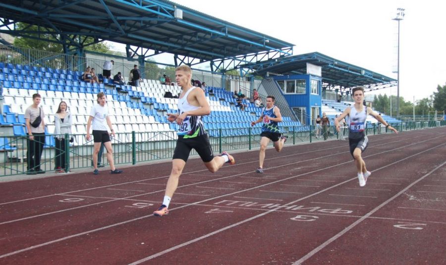 Финиширует Иван Кудрявцев - один из самых перспективных молодых легкоатлетов Алтайского края. Фото: Виталий Дворянкин/"Алтайский спорт"