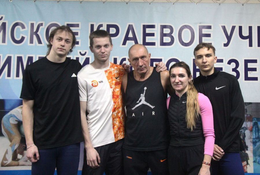 Сергей Клевцов со спортсменами своей группы в манеже Алтайского училища олимпийского резерва. Фото: Виталий Дворянкин/"Алтайский спорт"