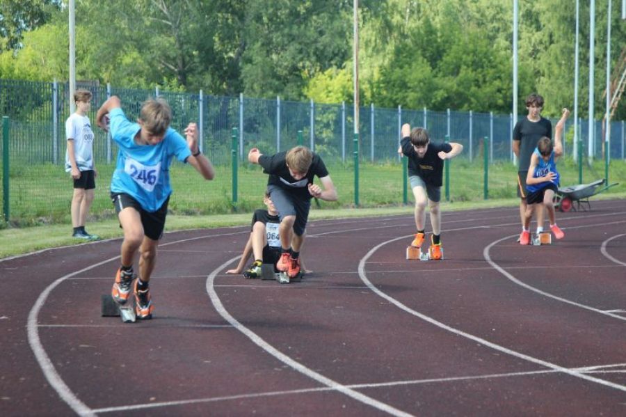 Детские соревнования на барнаульском стадионе "Лабиринт". Фото: Виталий Дворянкин/ "Алтайский спорт"