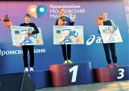 Галина Виноградова второй год подряд становится бронзовым призёром «Московского марафона» на дистанции 10 км.