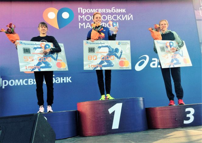 Галина Виноградова второй год подряд становится бронзовым призёром «Московского марафона» на дистанции 10 км.